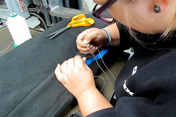 A specialist at CERTEX Danmark A/S repairs a heavy-lift round sling